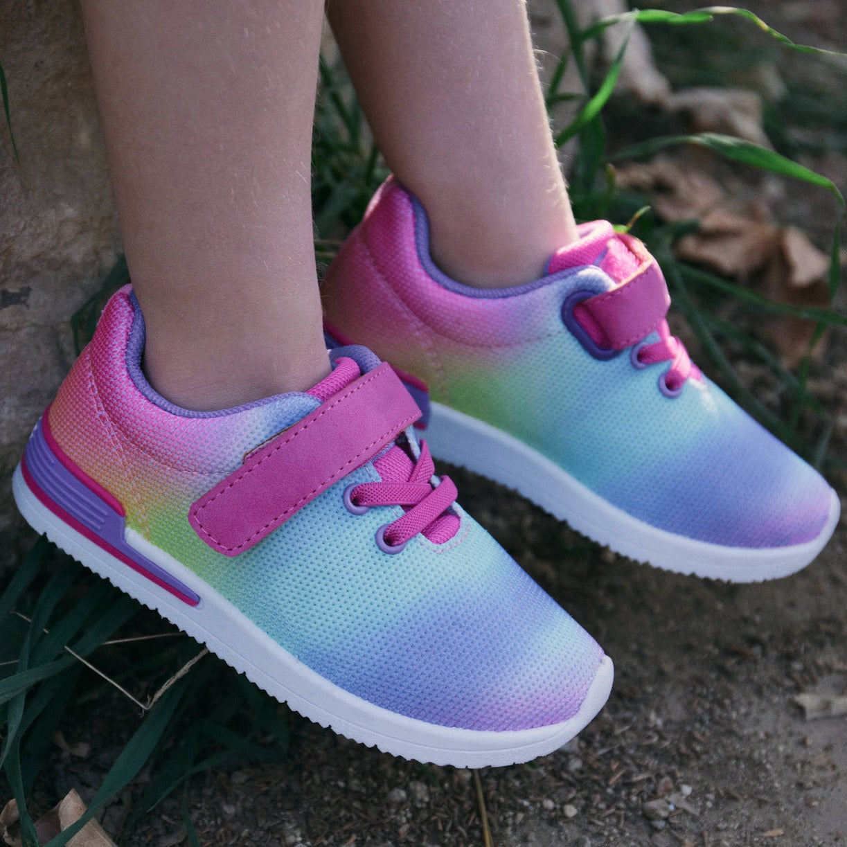 Oomphies girls Wynn sneaker with hook and loop in rainbow